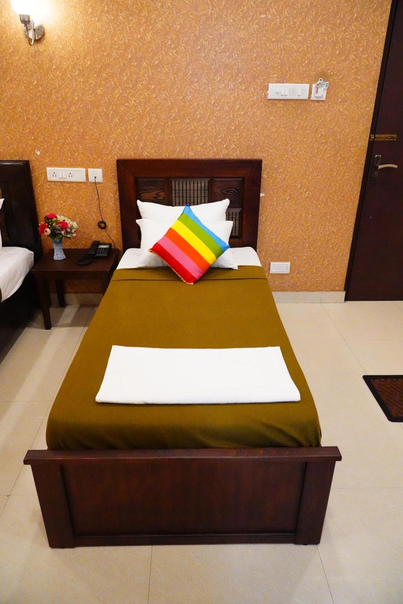 Vinayagam Residency Hotel Arcot Buitenkant foto